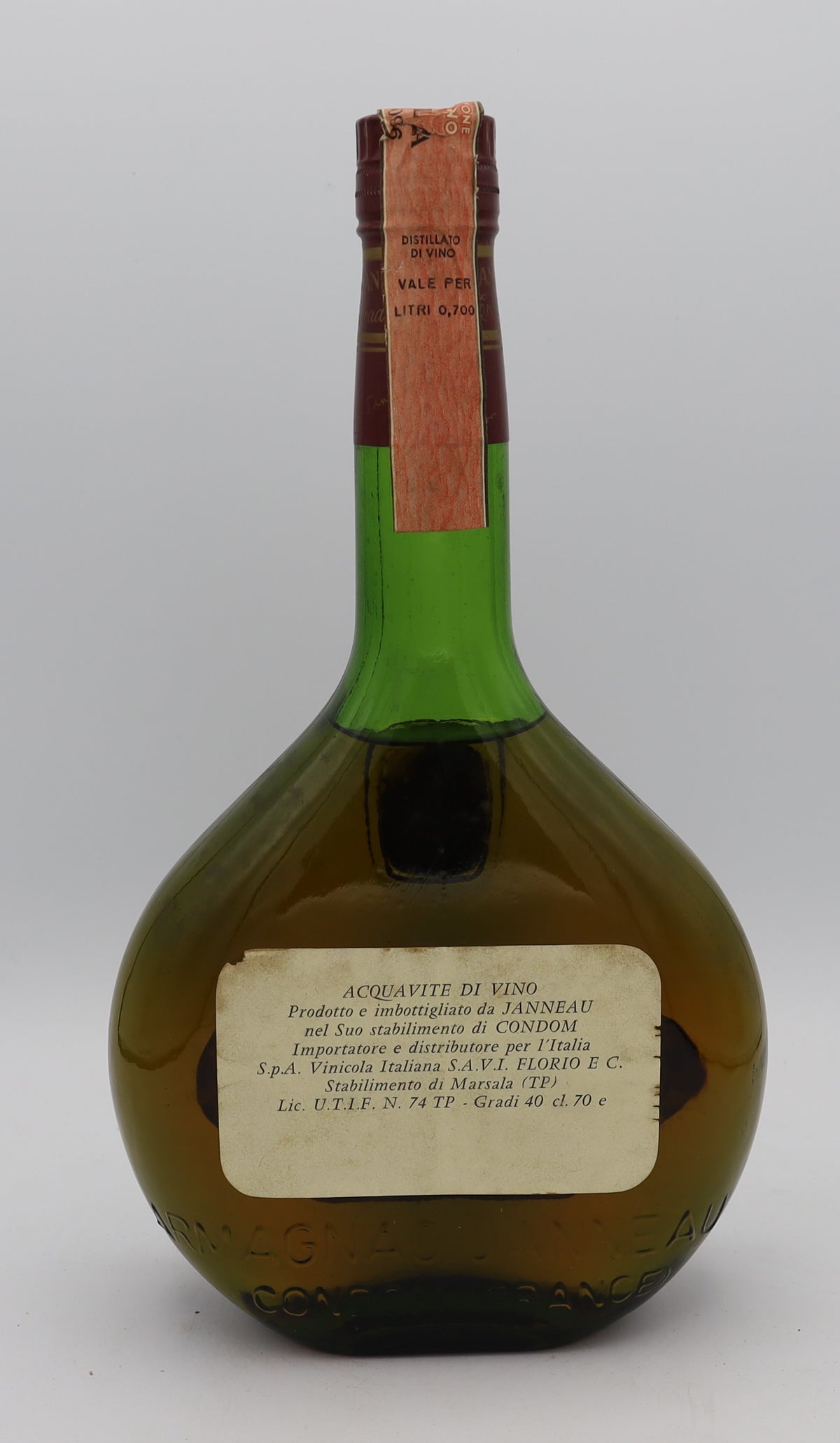 Janneau Grand Armagnac Deluxe Tradition 0.7L – premium aged brandy with rich, smooth flavors, crafted for collectors and connoisseurs.