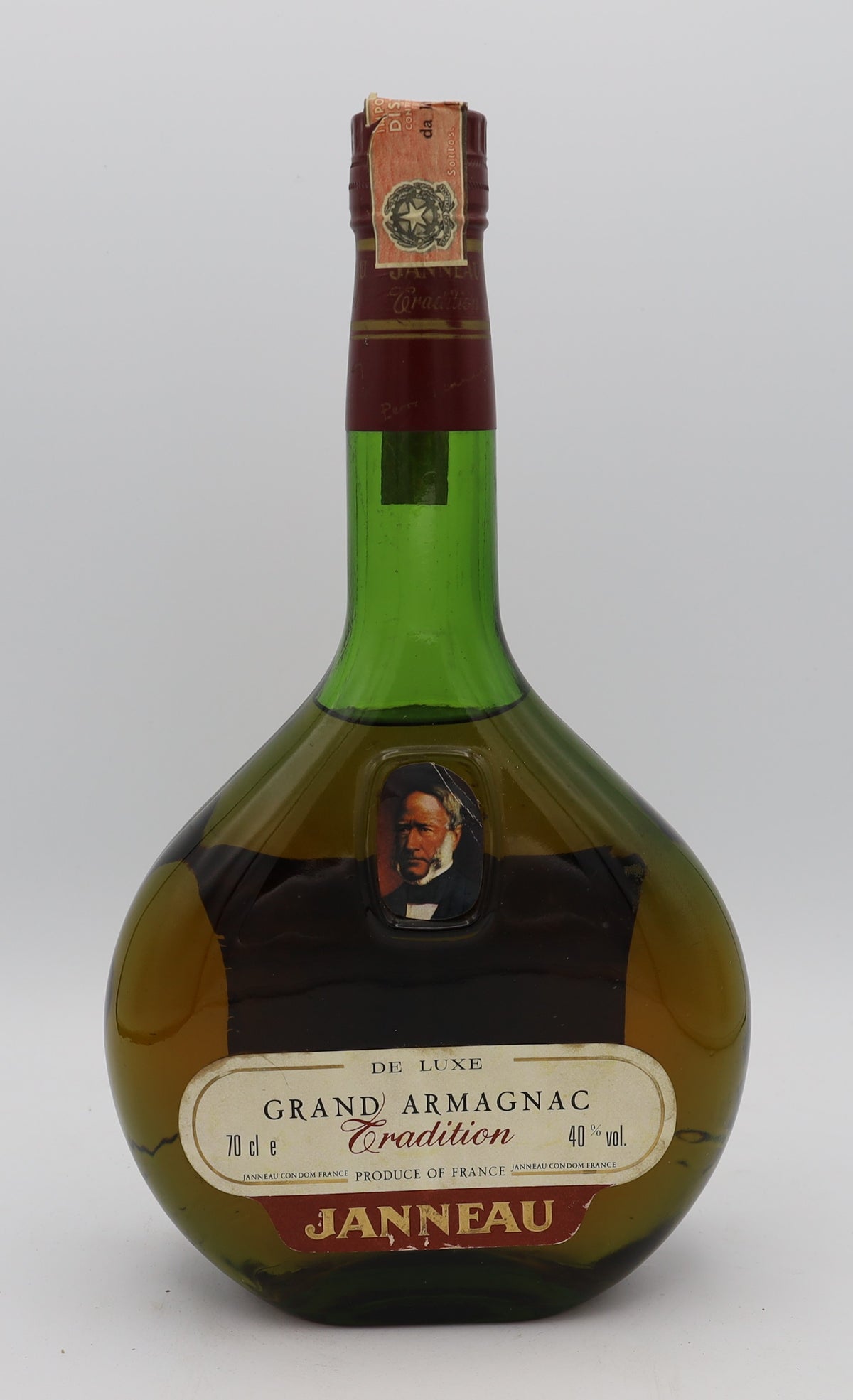 Janneau Grand Armagnac Deluxe Tradition 0.7L – premium aged brandy with rich, smooth flavors, crafted for collectors and connoisseurs.