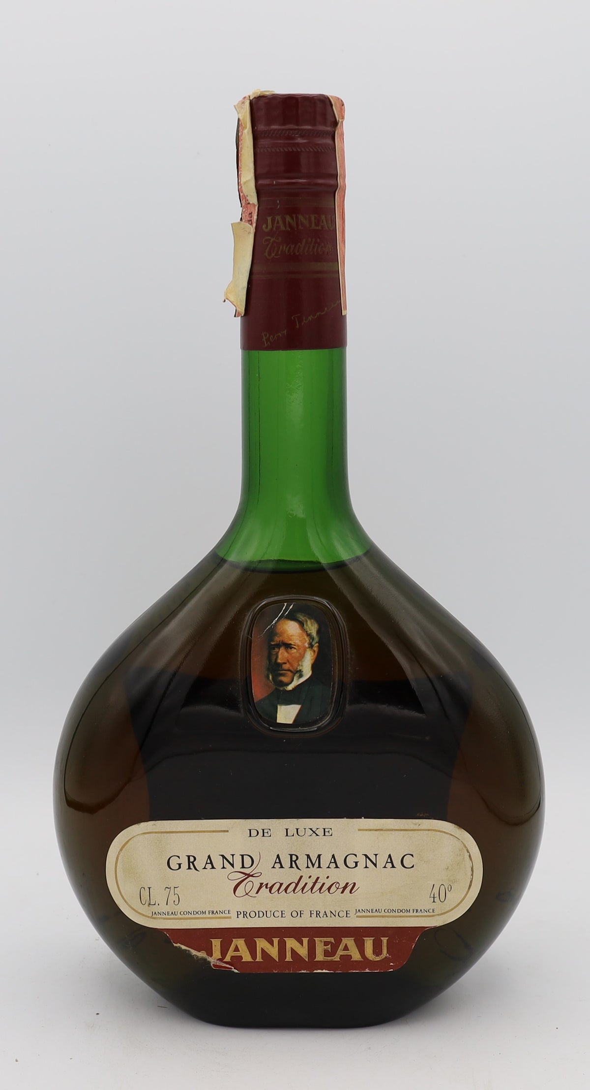 Janneau Grand Armagnac Deluxe Tradition 0.75L – premium aged brandy with rich, smooth flavors, crafted for collectors and connoisseurs.