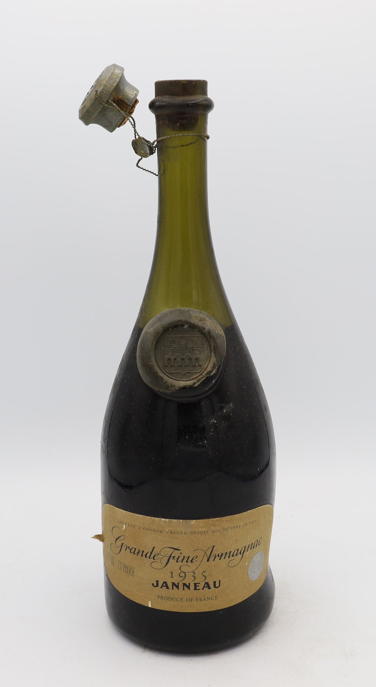 Janneau Grande Fine Armagnac Vintage 1935, Reserved Treasures Club edition – exceptionally rare vintage brandy with rich, complex flavors, presented for collectors.