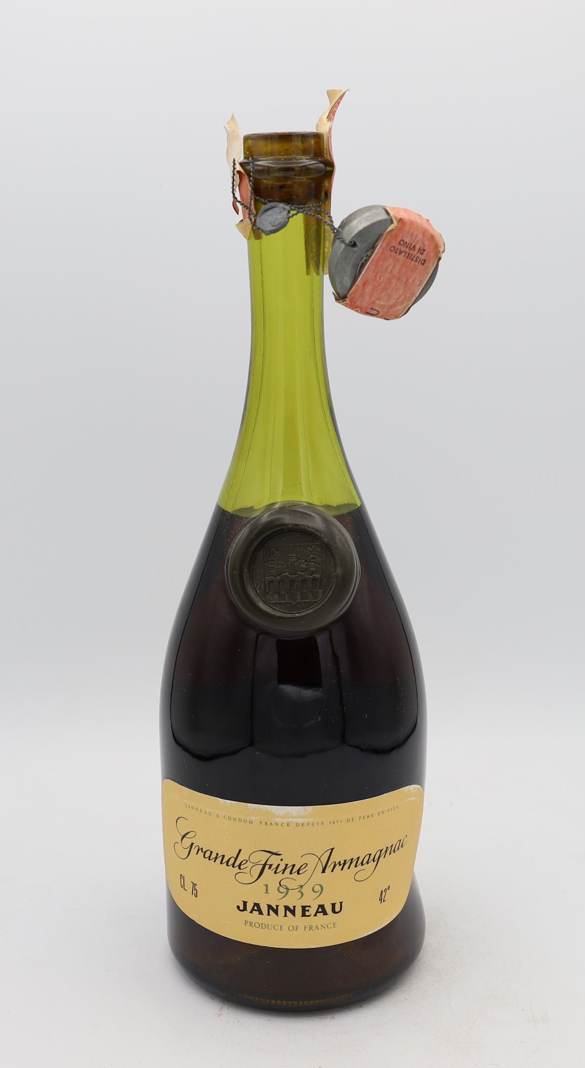 Janneau Grande Fine Armagnac Vintage 1939, Reserved Treasures Club edition, presented in a collector’s box – exceptionally rare vintage brandy with rich, complex flavors.