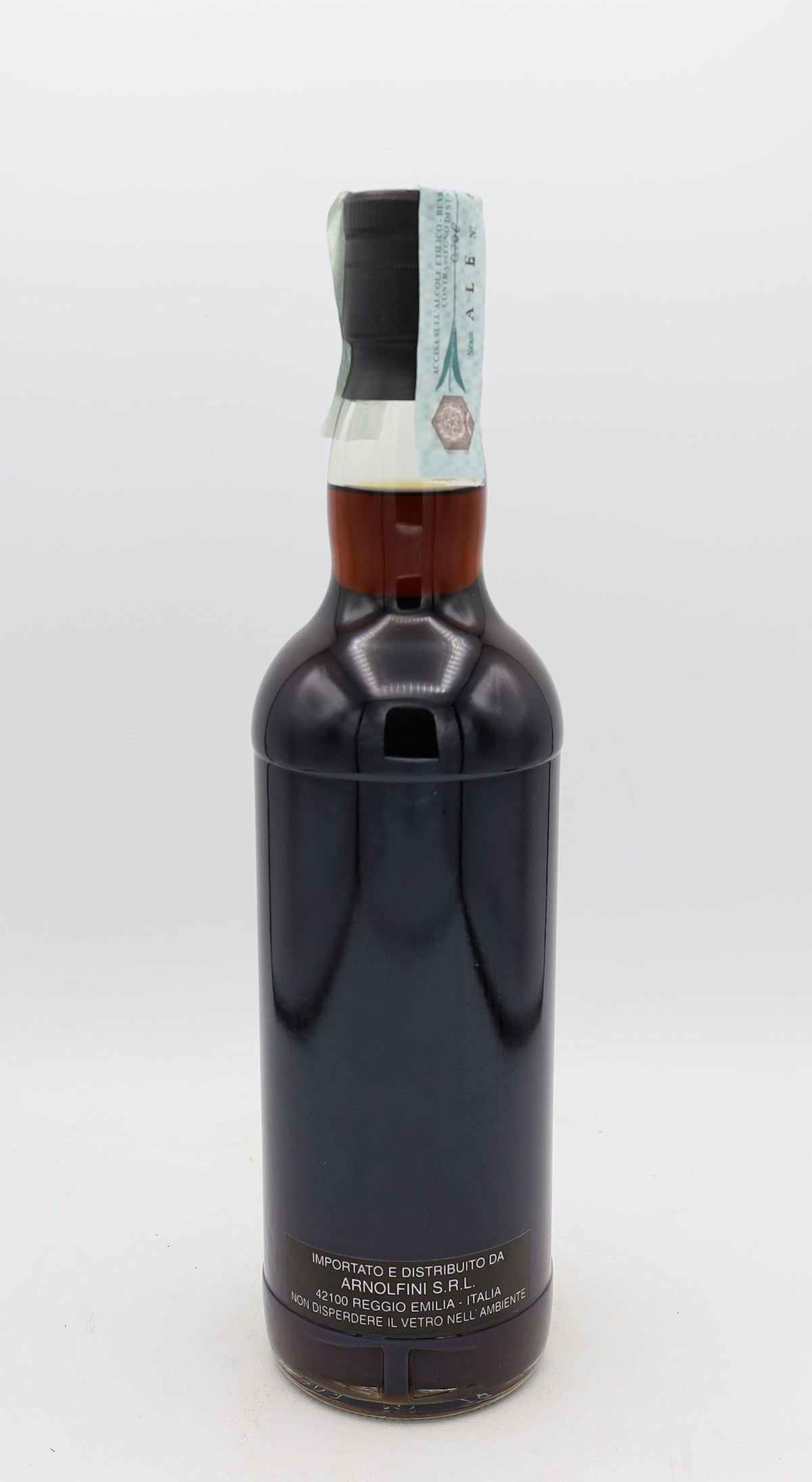 A Cadenhead’s 1977 Green Label Demerara Rum, presented in a collector’s box – rare aged Caribbean rum with rich, complex flavors.