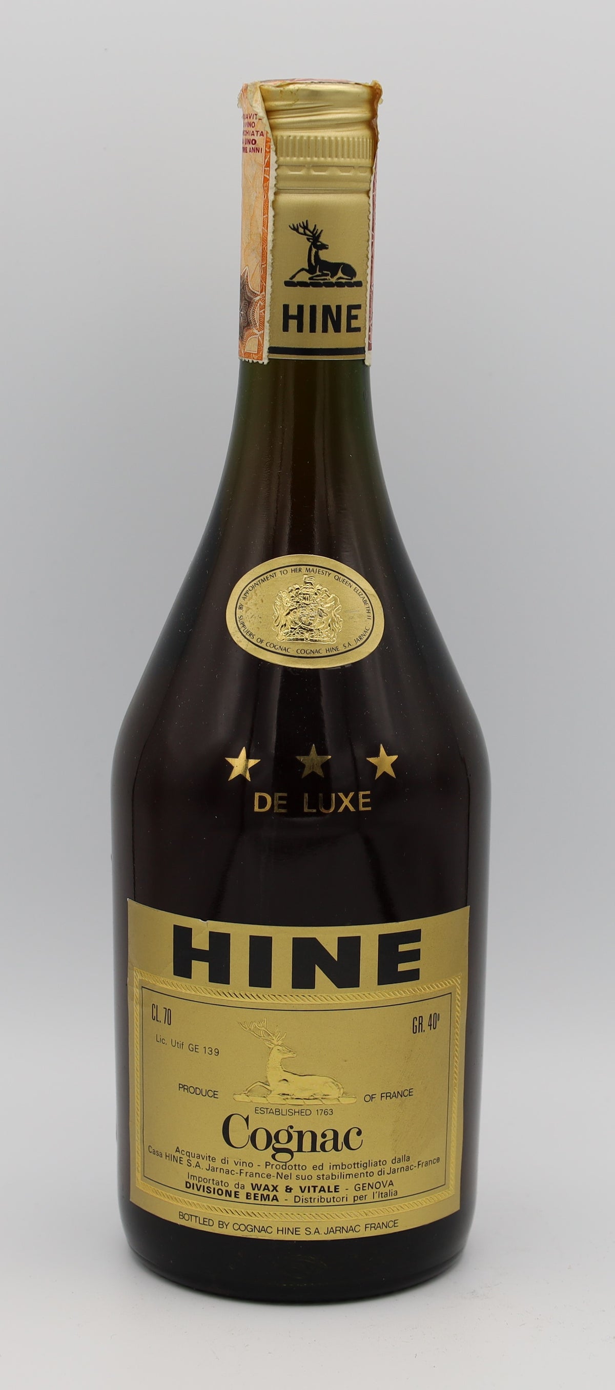 Hine Deluxe Cognac – premium French brandy with rich amber color, smooth and refined flavors, presented with gold label, ideal for collectors and connoisseurs.